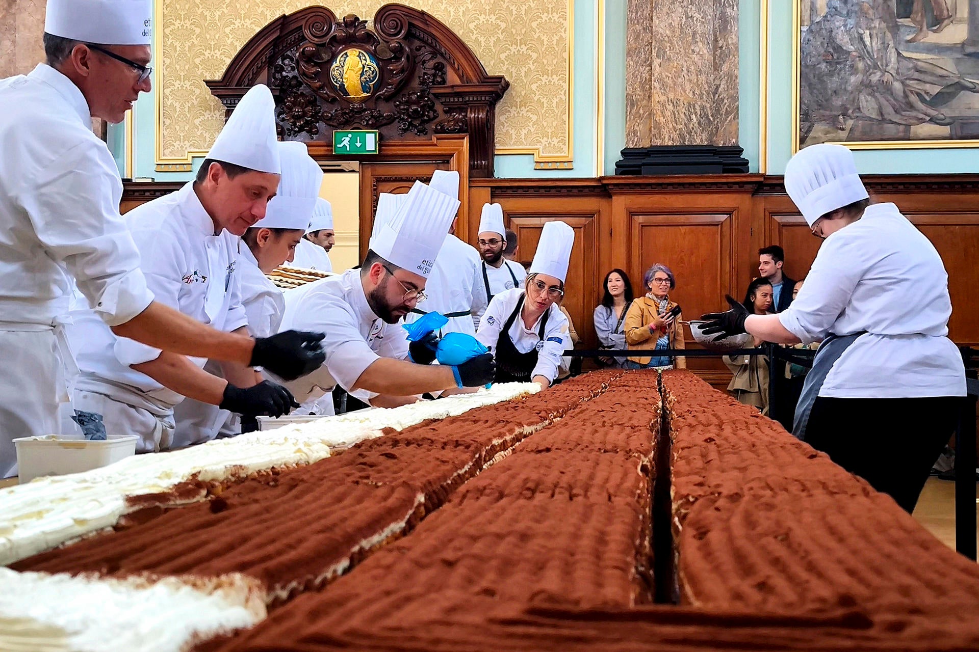 El tiramisú más largo del mundo ya es récord Guinness: más de 400 metros de longitud y 50.000 bizcochos de soletilla El tiramisú más largo del mundo ya es récord Guinness: más de 400 metros de longitud y 50.000 bizcochos de soletilla