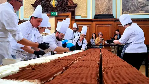 El equipo de cocina trabaja en el tiramisú que ha conseguido el récord Guinness El equipo de cocina trabaja en el tiramisú que ha conseguido el récord Guinness