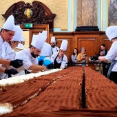 El equipo de cocina trabaja en el tiramisú que ha conseguido el récord Guinness