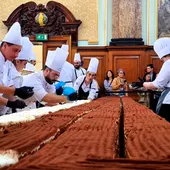 El equipo de cocina trabaja en el tiramisú que ha conseguido el récord Guinness El equipo de cocina trabaja en el tiramisú que ha conseguido el récord Guinness