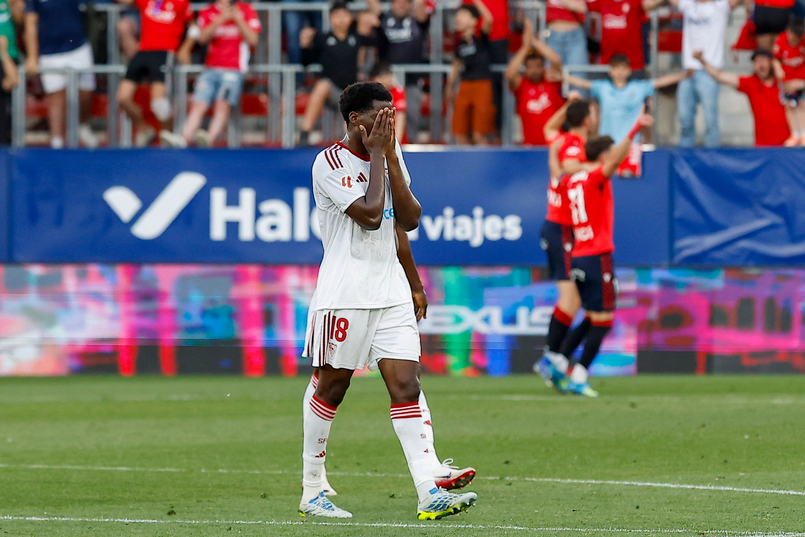 El Sevilla cae en El Sadar y ya está en puestos de descenso El Sevilla cae en El Sadar y ya está en puestos de descenso