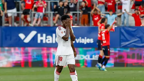 Agoumé se lamenta tras el segundo gol de Osasuna en El Sadar. Agoumé se lamenta tras el segundo gol de Osasuna en El Sadar.