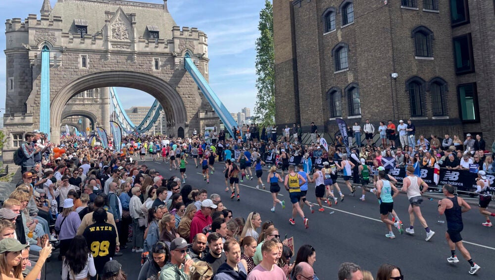  Cientos de atletas este domingo en la Maratón de Londres, en la que el keniano Sabastian Sawe ha batido el récord del mundo 