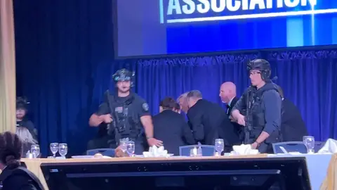 Trump, evacuado ileso de la cena de corresponsales de la Casa Blanca tras un intento de atentado Trump, evacuado ileso de la cena de corresponsales de la Casa Blanca tras un intento de atentado