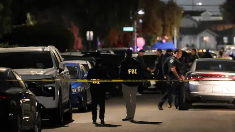 Efectivos del FBI tras el tiroteo en Washington Efectivos del FBI tras el tiroteo en Washington