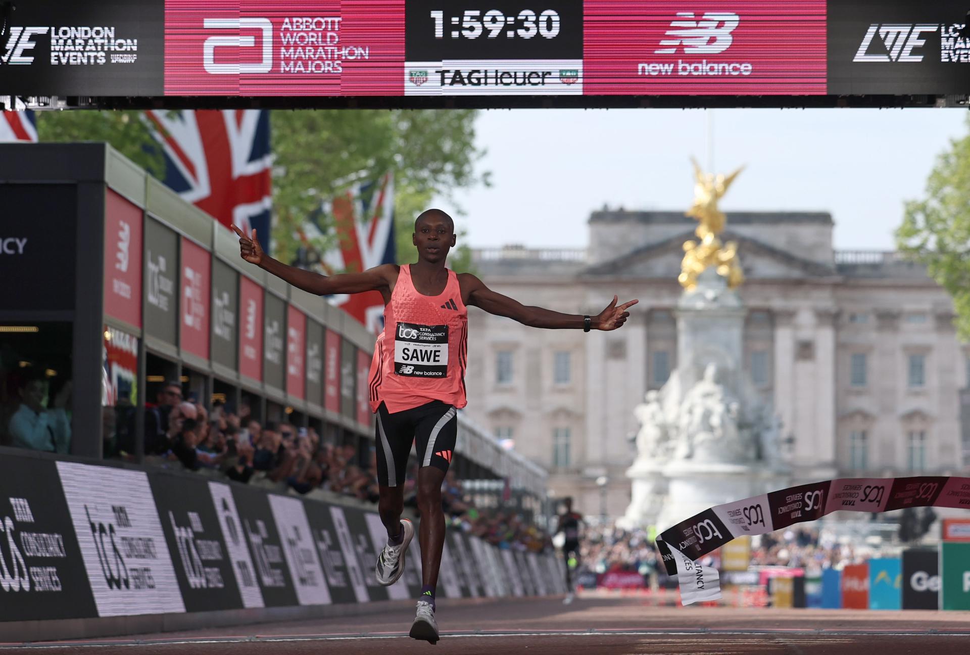 El keniano Sabastian Sawe tras cruzar la línea de meta en la maratón de Londres El keniano Sabastian Sawe tras cruzar la línea de meta en la maratón de Londres