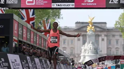 El keniano Sabastian Sawe tras cruzar la línea de meta en la maratón de Londres El keniano Sabastian Sawe tras cruzar la línea de meta en la maratón de Londres