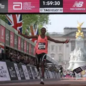 El keniano Sabastian Sawe tras cruzar la línea de meta en la maratón de Londres El keniano Sabastian Sawe tras cruzar la línea de meta en la maratón de Londres