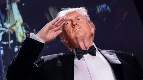 El presidente de Estados Unidos, Donald Trump, escucha el himno de Estados Unidos El presidente de Estados Unidos, Donald Trump, escucha el himno de Estados Unidos