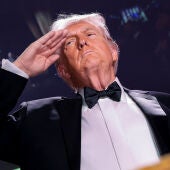 El presidente de Estados Unidos, Donald Trump, escucha el himno de Estados Unidos