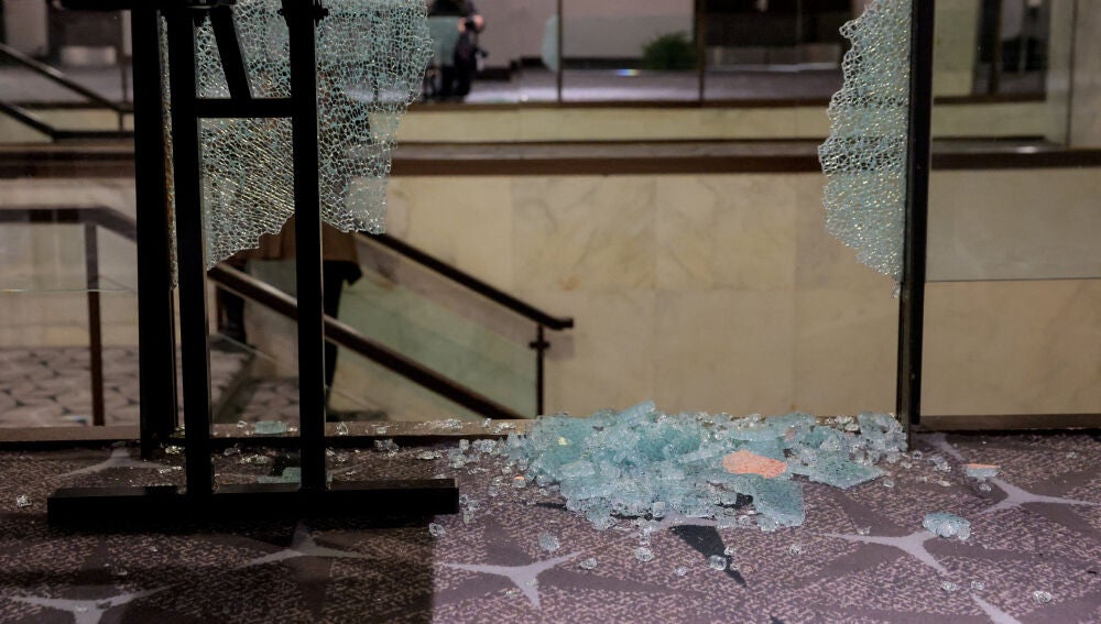 Una cristalera rota por los disparos