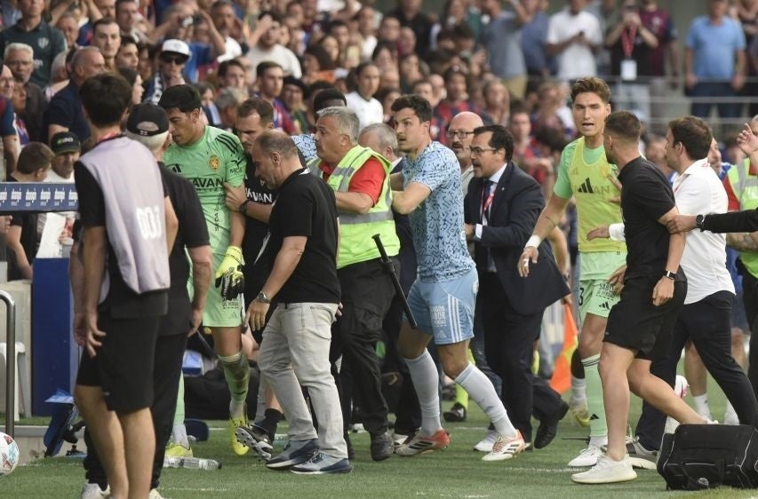 Andrada suelta un violento puñetazo a Pulido en el derbi de El Alcoraz Andrada suelta un violento puñetazo a Pulido en el derbi de El Alcoraz