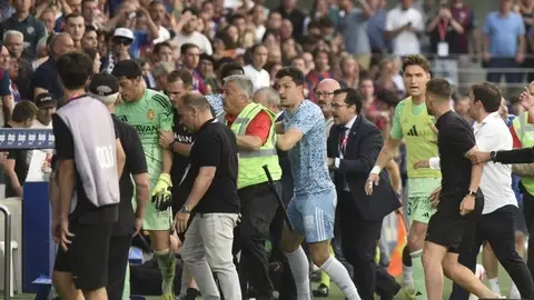 Andrada suelta un violento puñetazo a Pulido en el derbi de El Alcoraz Andrada suelta un violento puñetazo a Pulido en el derbi de El Alcoraz