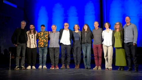 Pep Tosar i Evelyn Ar&eacute;valo amb la resta de la companyia i productora 'Oblideu-vos de nosaltres'.