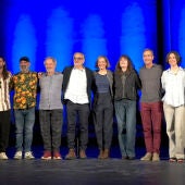 Pep Tosar i Evelyn Arévalo amb la resta de la companyia i productora 'Oblideu-vos de nosaltres'.