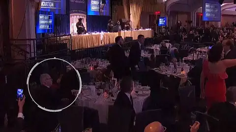 Hombre comiendo ensalada Hombre comiendo ensalada