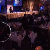 Hombre comiendo ensalada 