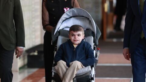 Leo Gutiérrez, el niño con piel de mariposa, en el Parlamento Andaluz