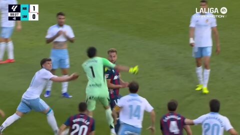 Imagen de la agresión de Andrada a Pulido en el Huesca - Zaragoza