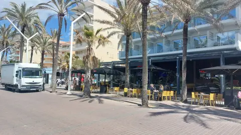 Terrazas frente a un hotel de Playa de Palma Terrazas frente a un hotel de Playa de Palma