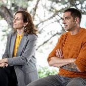 La ministra de Sanidad, Mónica García y el diputado de Más Madrid, Emilio Delgado, durante la celebración en Móstoles de las fiestas del 2 de mayo