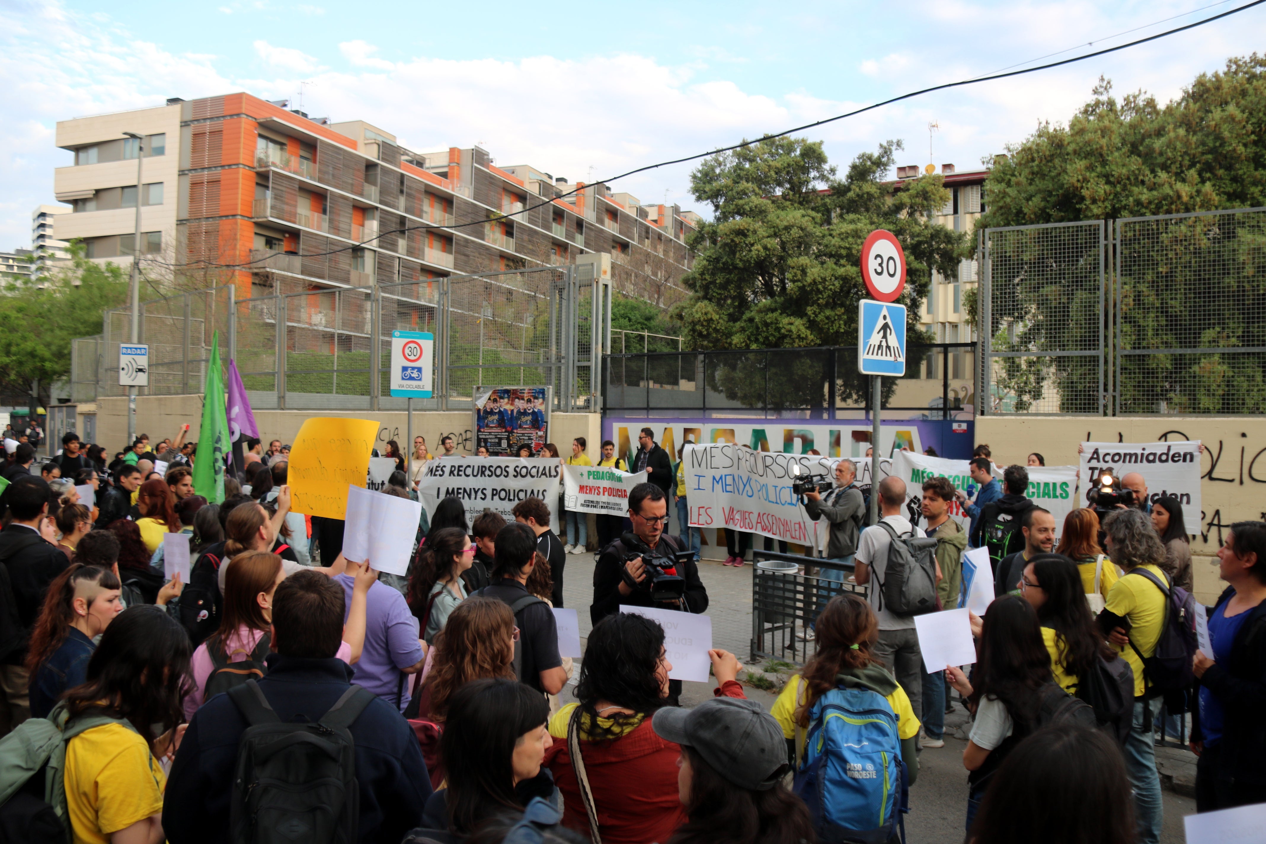 Protestes a L’Hospitalet contra la presència de mossos de paisà en dos instituts de màxima complexitat Protestes a L’Hospitalet contra la presència de mossos de paisà en dos instituts de màxima complexitat