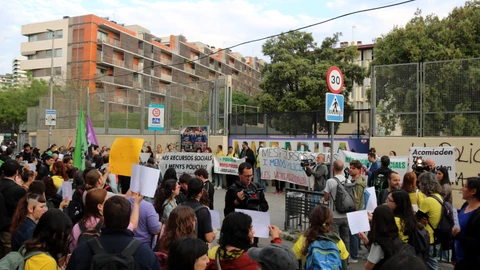 Protestes a L’Hospitalet contra la presència de mossos de paisà en dos instituts de màxima complexitat