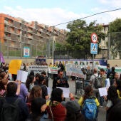 Protestes a L’Hospitalet contra la presència de mossos de paisà en dos instituts de màxima complexitat