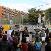 Protestes a L’Hospitalet contra la presència de mossos de paisà en dos instituts de màxima complexitat Protestes a L’Hospitalet contra la presència de mossos de paisà en dos instituts de màxima complexitat