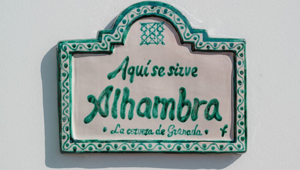 Placas granadinas para señalar los sitios que hacen especial Cervezas Alhambra