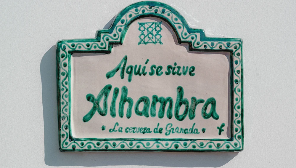 Placas granadinas para señalar los sitios que hacen especial Cervezas Alhambra Placas granadinas para señalar los sitios que hacen especial Cervezas Alhambra