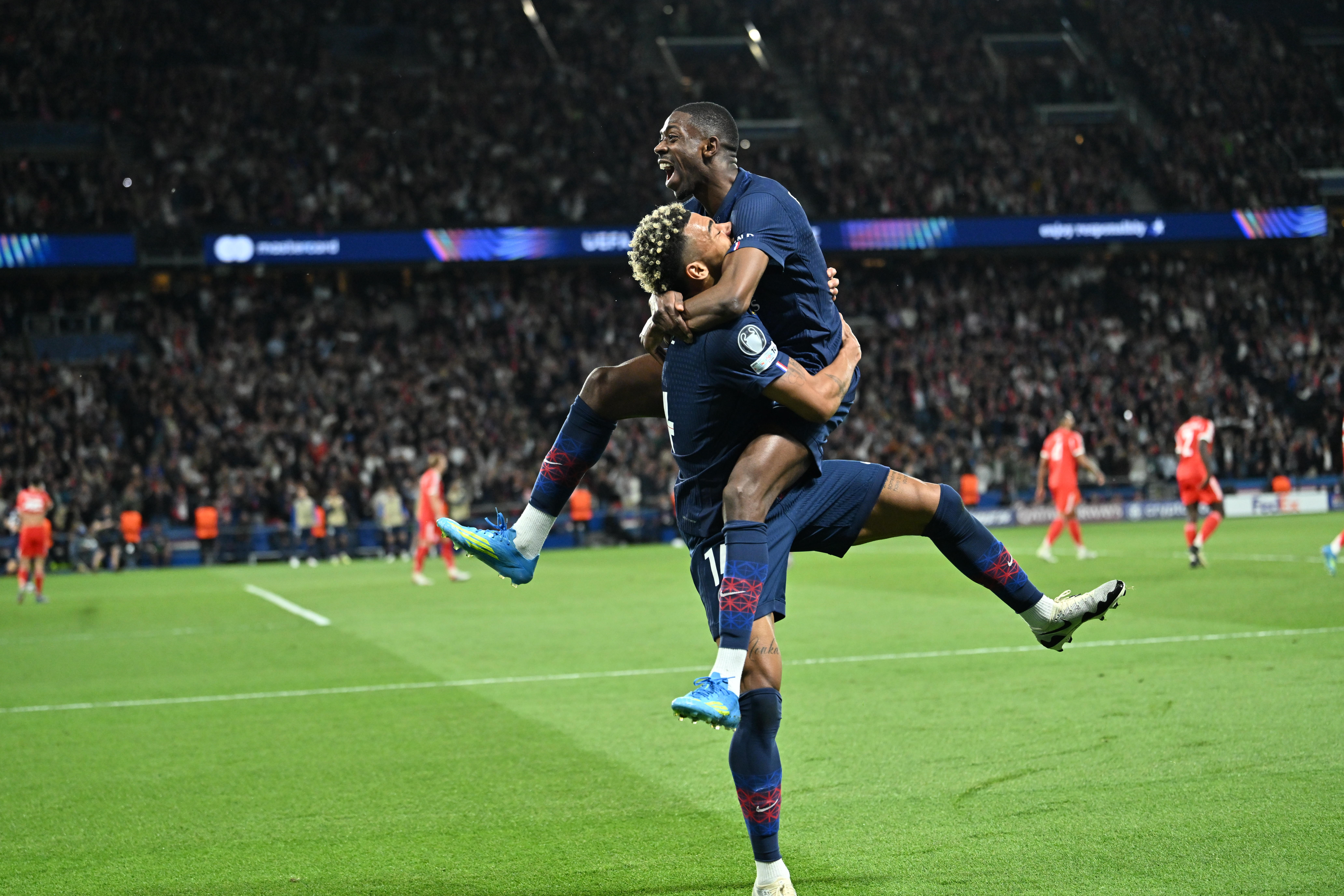 El PSG le endosa una manita al Bayern, pero no deja cerrada la eliminatoria, que se decidirá en el Allianz El PSG le endosa una manita al Bayern, pero no deja cerrada la eliminatoria, que se decidirá en el Allianz