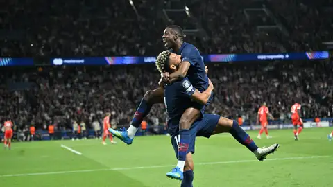 Dembelé celebra uno de los dos goles que le ha marcado al Bayern Dembelé celebra uno de los dos goles que le ha marcado al Bayern