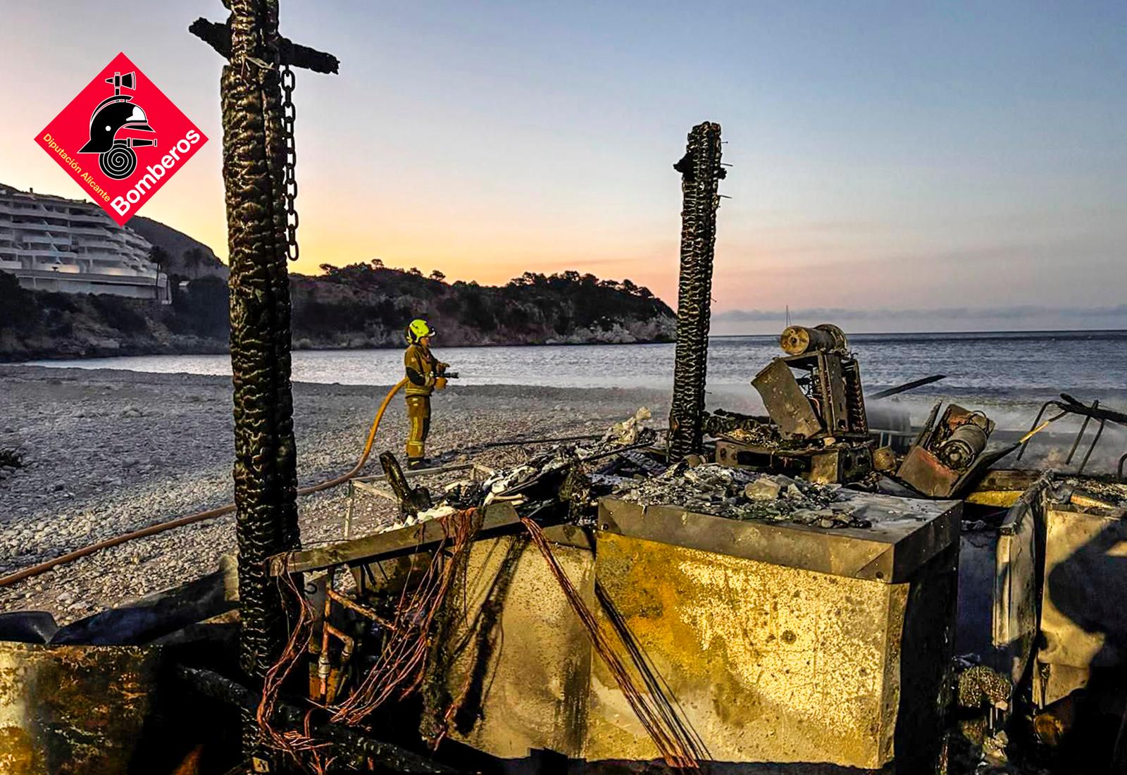 Un incendio arrasa un chiringuito en el puerto Marina Greenwich de Altea Un incendio arrasa un chiringuito en el puerto Marina Greenwich de Altea