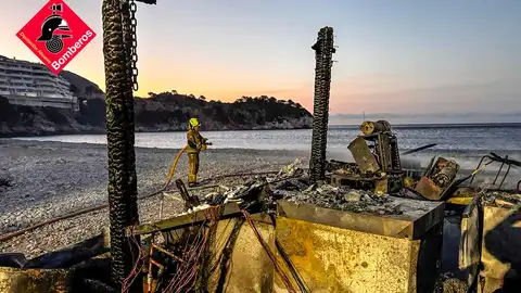 Un incendio arrasa un chiringuito en el puerto Marina Greenwich de Altea Un incendio arrasa un chiringuito en el puerto Marina Greenwich de Altea