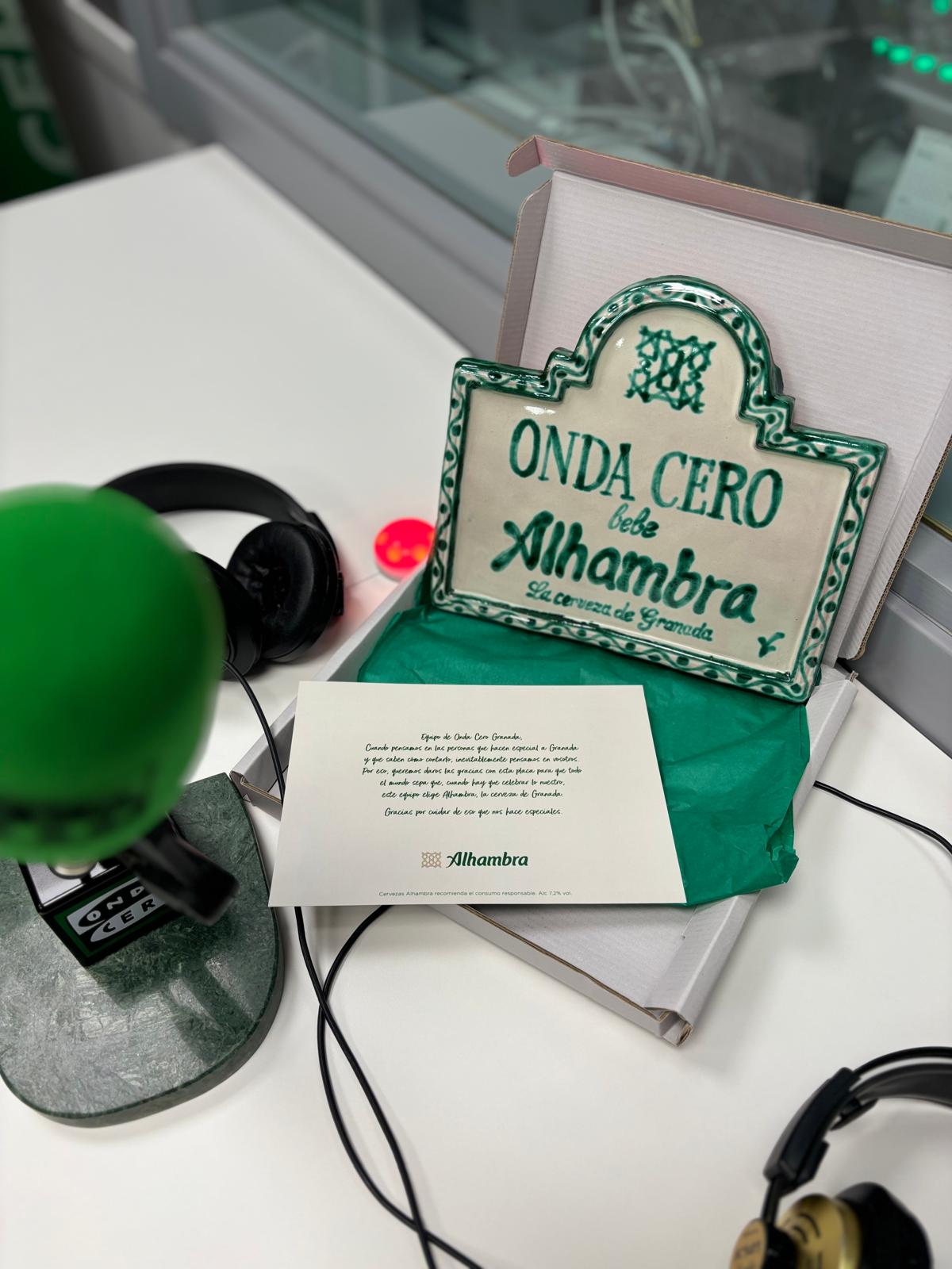 Placas granadinas para señalar los sitios que hacen especial Cervezas Alhambra Placas granadinas para señalar los sitios que hacen especial Cervezas Alhambra
