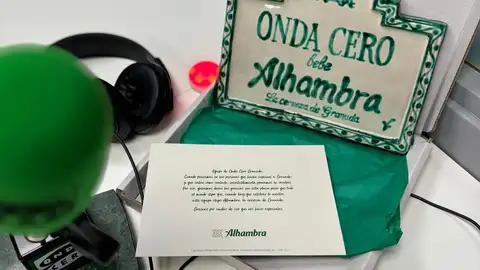 Placas granadinas para señalar los sitios que hacen especial Cervezas Alhambra Placas granadinas para señalar los sitios que hacen especial Cervezas Alhambra