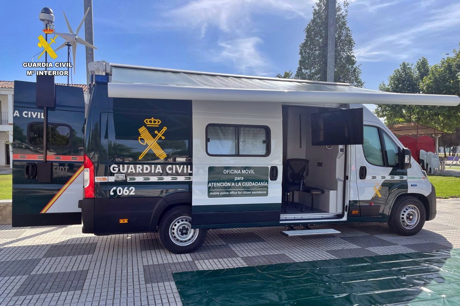 La Guardia Civil implanta una oficina móvil para atender a la ciudadanía en zonas rurales de la provincia de Badajoz La Guardia Civil implanta una oficina móvil para atender a la ciudadanía en zonas rurales de la provincia de Badajoz