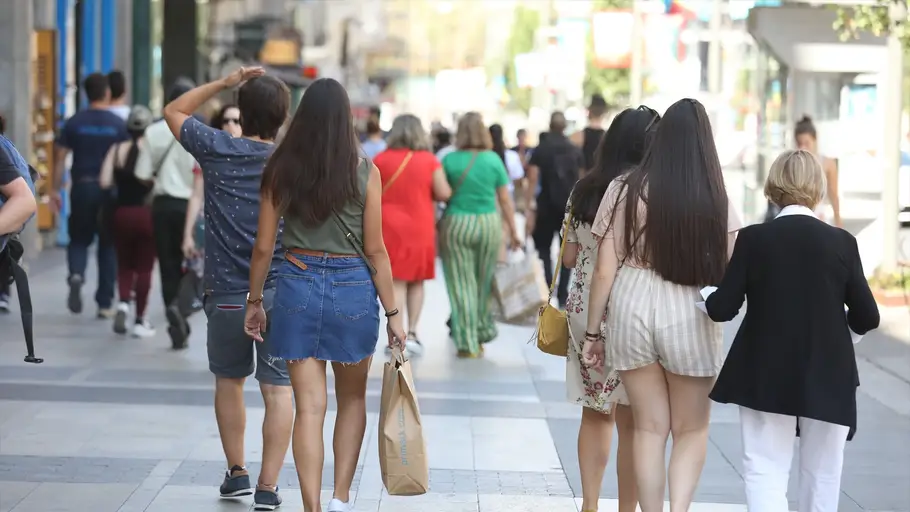 Un grupo de gente pasea por una calle de Madrid Un grupo de gente pasea por una calle de Madrid