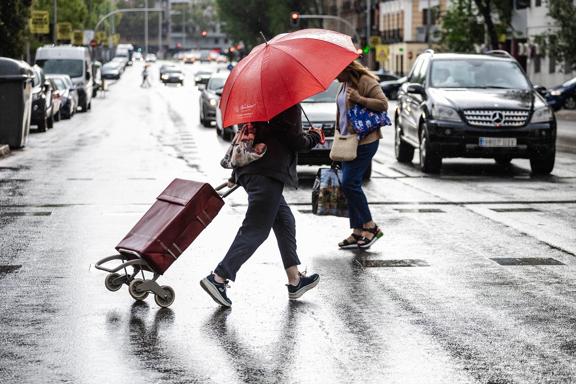 Dos personas caminan bajo la lluvia en Madrid Dos personas caminan bajo la lluvia en Madrid