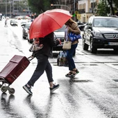 Dos personas caminan bajo la lluvia en Madrid Dos personas caminan bajo la lluvia en Madrid