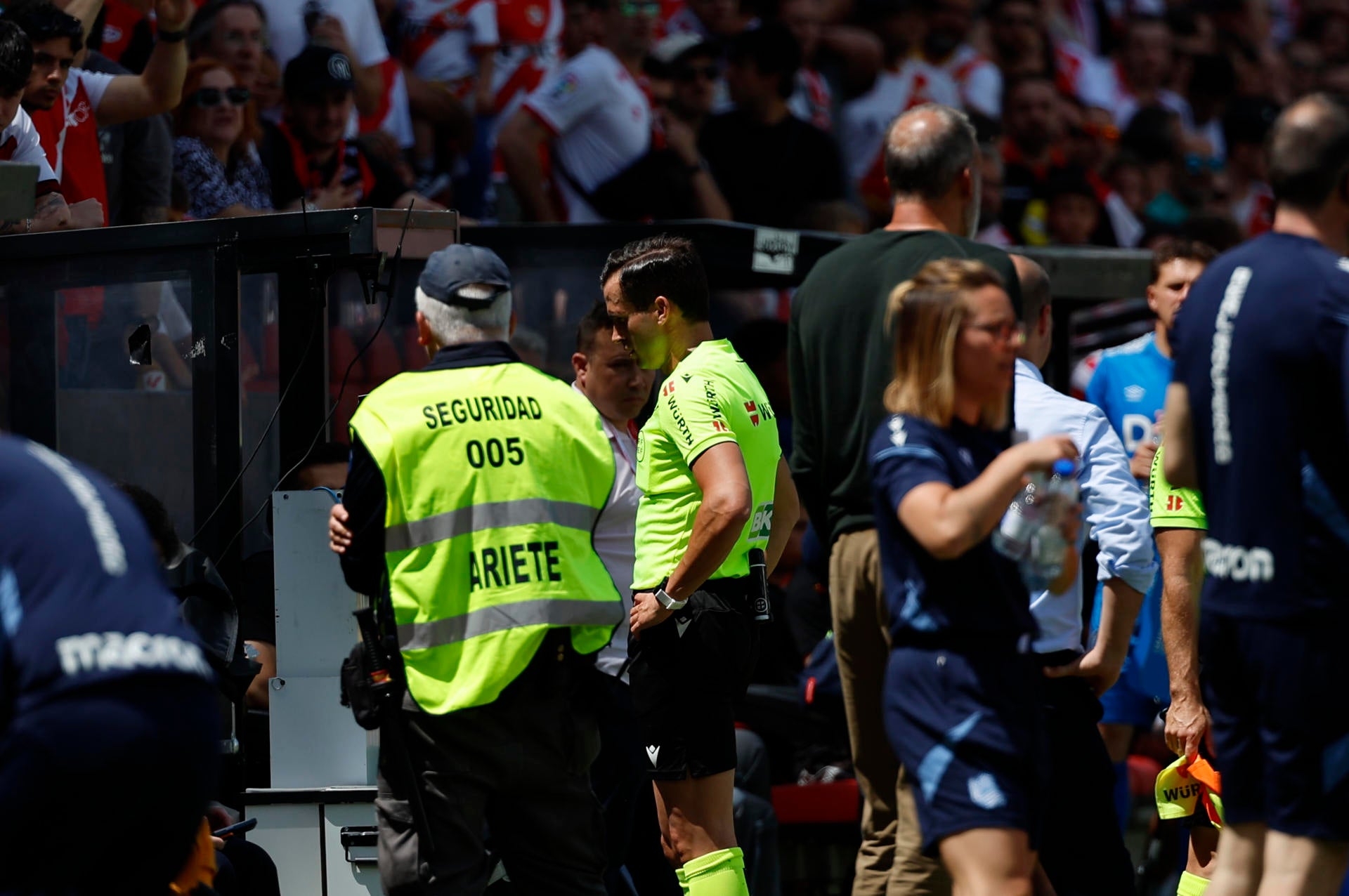 Guzmán Mansilla revisa una jugada en el VAR durante el Rayo - Real Sociedad Guzmán Mansilla revisa una jugada en el VAR durante el Rayo - Real Sociedad