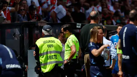Guzmán Mansilla revisa una jugada en el VAR durante el Rayo - Real Sociedad Guzmán Mansilla revisa una jugada en el VAR durante el Rayo - Real Sociedad