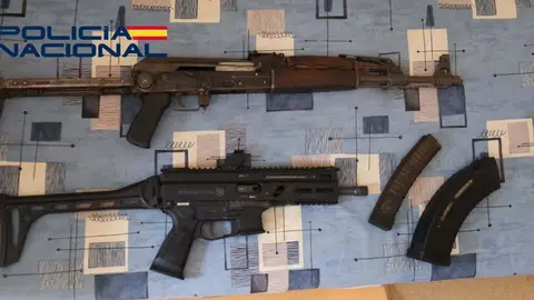 La Policía no descarta más detenciones tras analizar las armas incautadas a los detenidos por el tiroteo de Badajoz La Policía no descarta más detenciones tras analizar las armas incautadas a los detenidos por el tiroteo de Badajoz