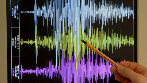 Un técnico señala con un bolígrafo la pantalla de ordenador que muestra la señal originada por un seísmo. Un técnico señala con un bolígrafo la pantalla de ordenador que muestra la señal originada por un seísmo.