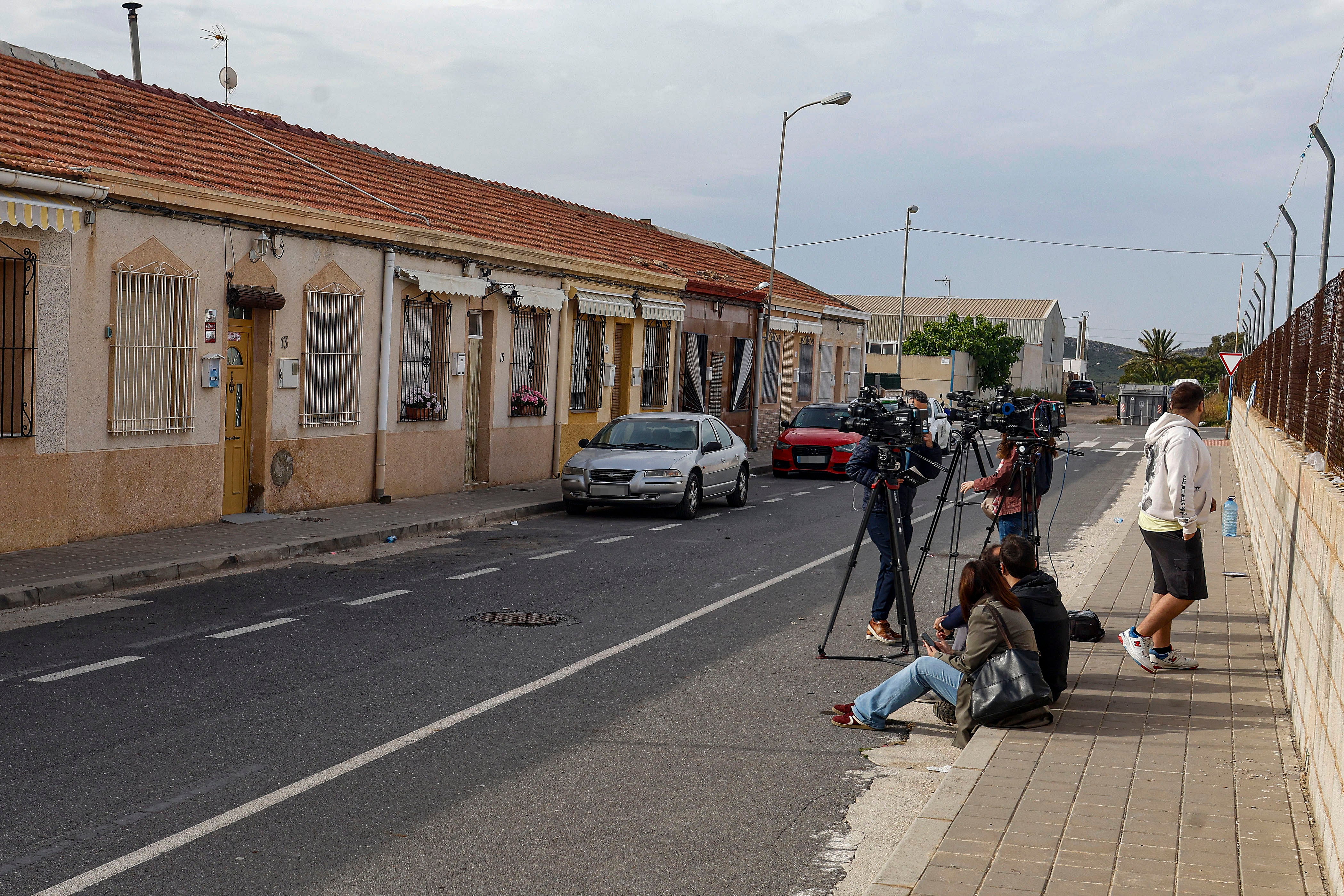Cámaras de televisión frente a la casa la calle Geranio en Bacarot Cámaras de televisión frente a la casa la calle Geranio en Bacarot