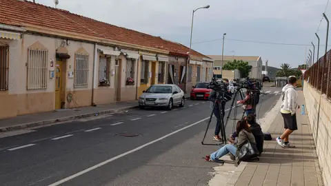 Cámaras de televisión frente a la casa la calle Geranio en Bacarot Cámaras de televisión frente a la casa la calle Geranio en Bacarot