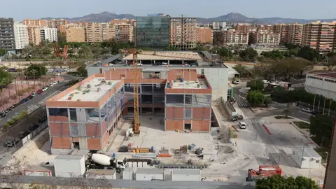 El edificio de Isabial junto al hospital general Doctor Balmis de Alicante El edificio de Isabial junto al hospital general Doctor Balmis de Alicante