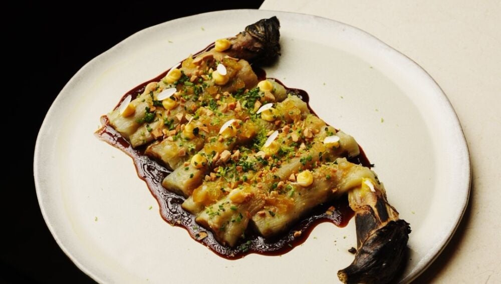 Berenjena a la llama glaseada con jugo de garbanzos. 