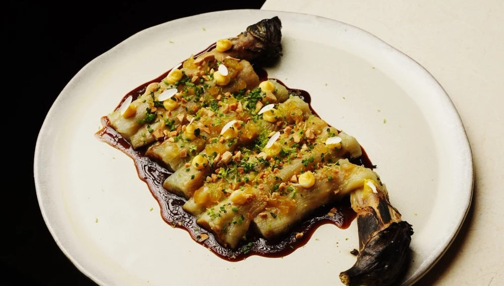 Berenjena a la llama glaseada con jugo de garbanzos. Berenjena a la llama glaseada con jugo de garbanzos.